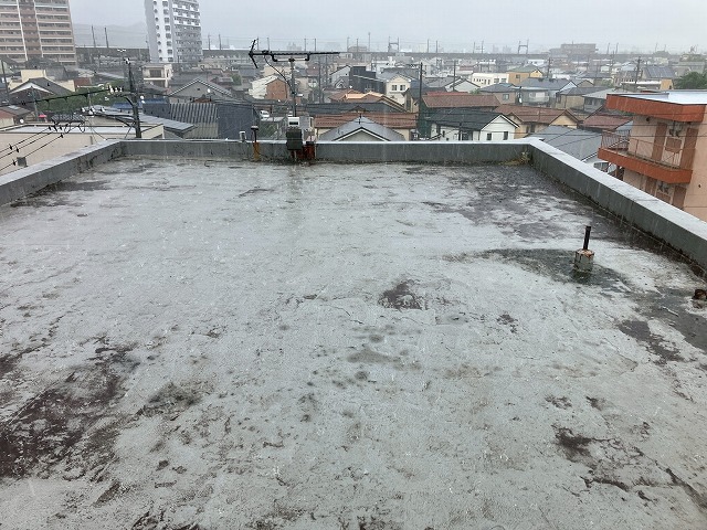 岐阜市で経年劣化した防水塗装の現地調査、パラペットやダクト付近からの雨漏りに特にご注意ください